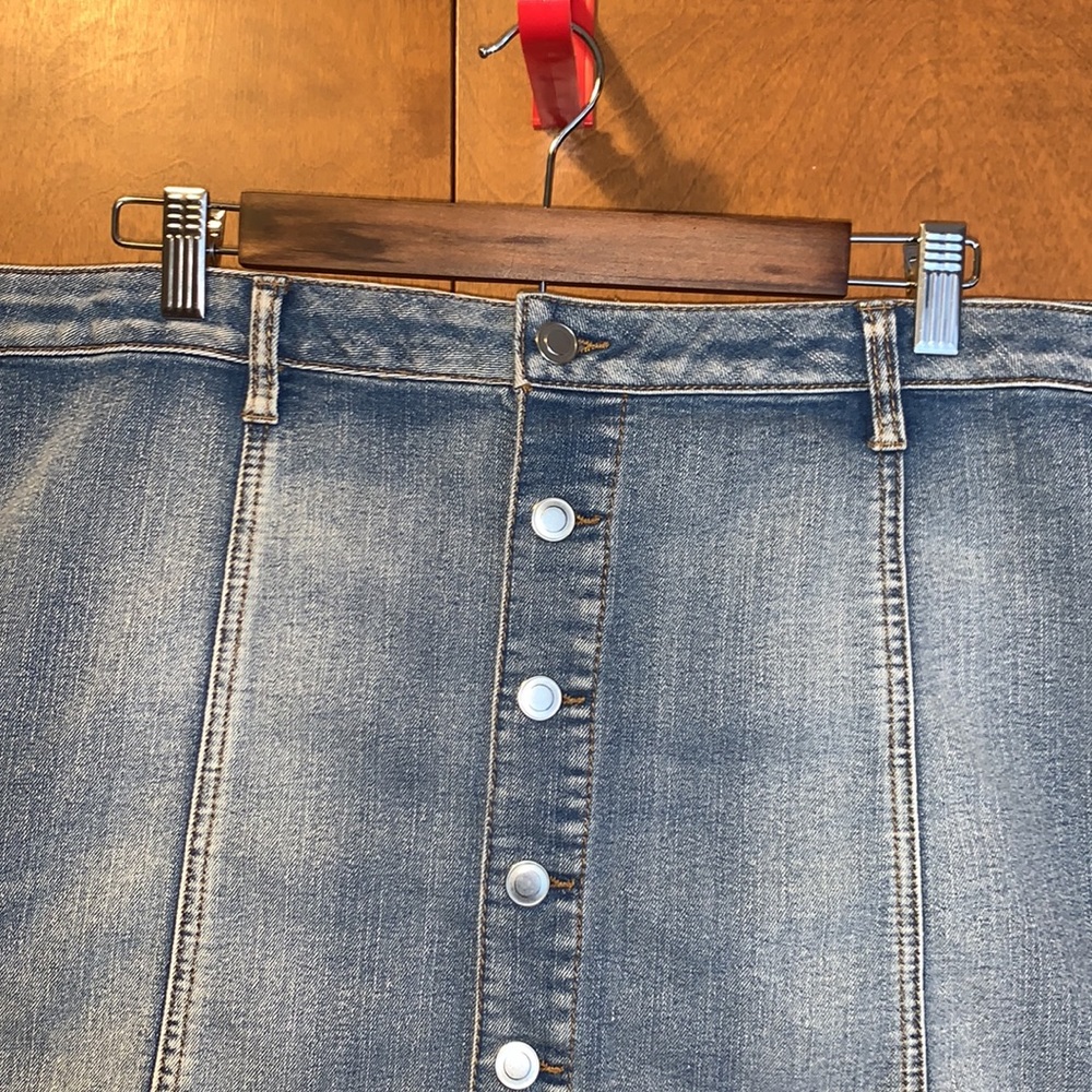NWOT Women’s denim skirt - size 16 - Picture 2 of 4